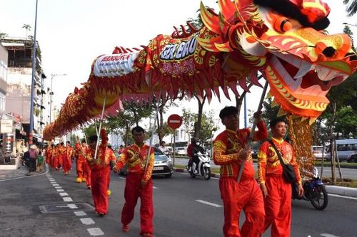 Ngắm đoàn diễu hành đường phố trong ngày Tết Nguyên tiêu ở TP HCM