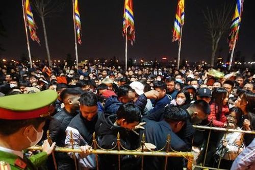 Cảnh tượng người dân trèo rào, xô đẩy và ùa vào đền Trần sau lễ khai ấn