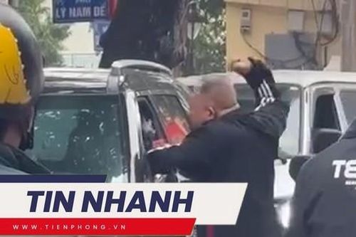 TIN NHANH: Lại xuất hiện clip tài xế dùng nắm đấm để 'nói chuyện'