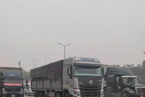Hà Nội: Xe tải va chạm xe máy, 2 người thương vong