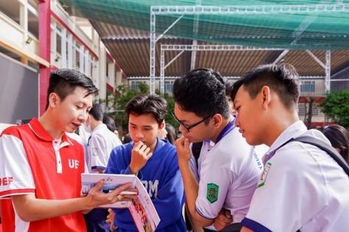 Nhiều học sinh THPT chọn xét học bổng sớm vào UEF