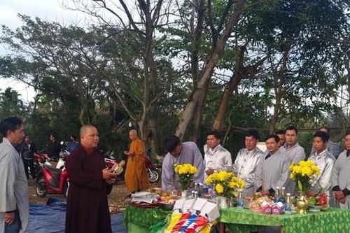 Bờ sông Đà Nẵng nườm nượp người cúng rằm tháng Giêng, phóng sanh lúc chiều tối