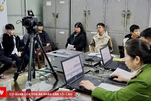Làm việc xuyên đêm, không ngày nghỉ để cấp căn cước cho người dân