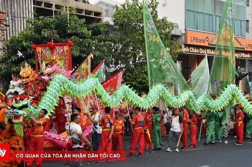 1.000 người diễu hành mừng Tết Nguyên tiêu ở TP.HCM