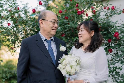 6 người con bất ngờ 'làm đám cưới' cho bố mẹ, bù đắp thanh xuân gian khó