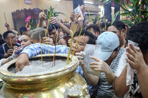 Chen chân bốc tro cầu may ở lễ hội chùa Bà trong đêm khuya