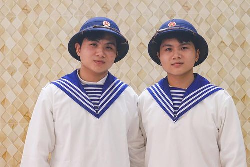 Cặp song sinh làm phụ hồ ở Ninh Bình tình nguyện lên đường nhập ngũ
