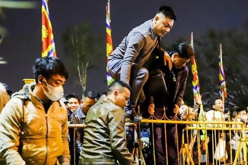Dân dựng lều đợi xuyên đêm, chen lấn, trèo rào xin ấn đền Trần
