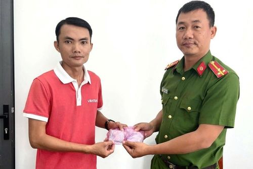Nhặt được túi tiền trên đường, nam thanh niên trả lại người đánh rơi