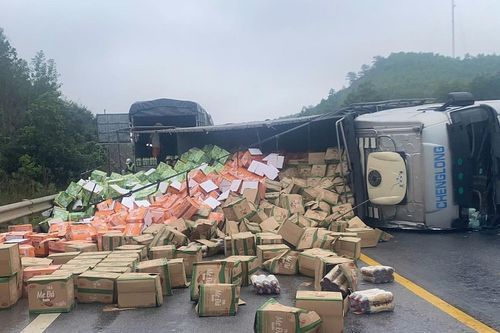 Lật xe trên cao tốc Cam Lộ - La Sơn, ách tắc giao thông kéo dài hơn 5 tiếng