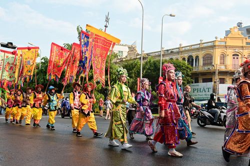 Biển người xuống phố ngắm 'thần tiên', hòa vào lễ hội Tết Nguyên tiêu ở TPHCM