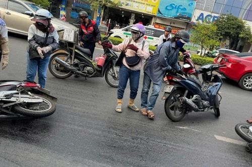 Nhớt loang cả trăm mét trên đường làm người đi xe máy ngã dúi dụi