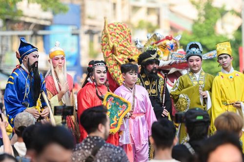 Thần Tài, Bát tiên diễu hành trên đường phố TPHCM ngày Tết Nguyên tiêu