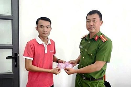 Nhặt được tiền, thanh niên nhờ Công an tìm người trả lại