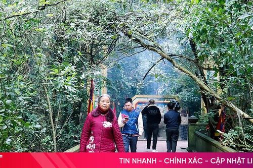 Đông đảo người dân về Miếu Ao chiêm bái