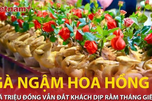 Gà cúng ngậm hoa hồng giá cả triệu đồng vẫn đắt khách dịp Rằm tháng Giêng