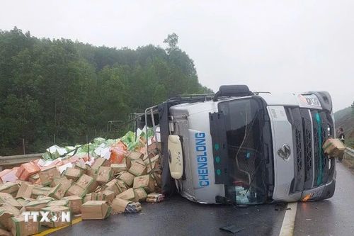 Quảng Trị: Xe tải lật chắn ngang đường, cao tốc Cam Lộ-La Sơn tắc nghẽn
