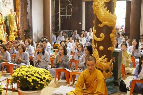 Cộng đồng người Việt tại Lào hướng về nguồn cội trong dịp Rằm tháng Giêng