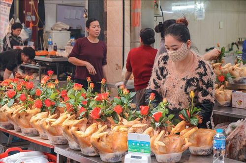 Giá nhiều mặt hàng Rằm tháng Giêng ổn định, hoa quả tươi tăng nhẹ