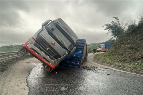 Quảng Trị: Đường lên Cửa khẩu Quốc tế La Lay tắc nghẽn vì lật xe chở gỗ