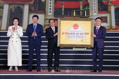 Phó Thủ tướng Lê Thành Long trao Bằng xếp hạng Di tích quốc gia đặc biệt cho Căn cứ bản doanh của Ngô Quyền