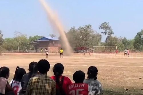 Cơn lốc xoáy khổng lồ cao 30m bất ngờ xuất hiện giữa sân bóng đá