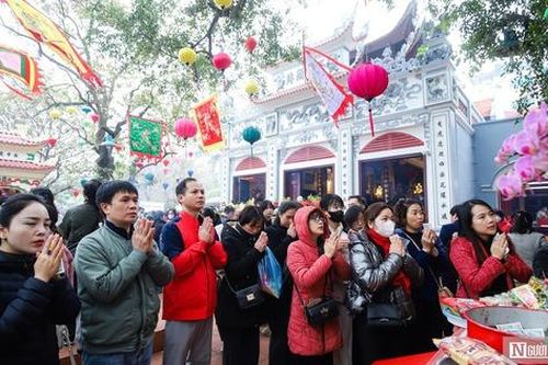 Phủ Tây Hồ ken kín người ngày rằm tháng Giêng