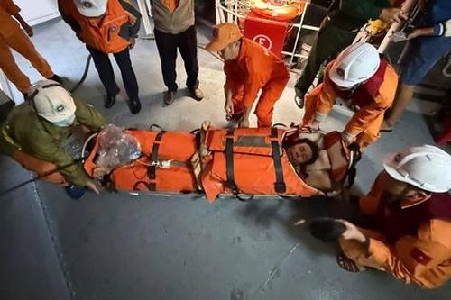 Ngư dân đứt bàn chân giữa biển, may mắn được cứu sống nhờ phản ứng nhanh của đội cứu nạn