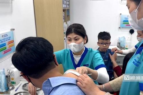 Từ trẻ nhỏ đến cụ già: Cả nhà kéo nhau đi tiêm phòng cúm