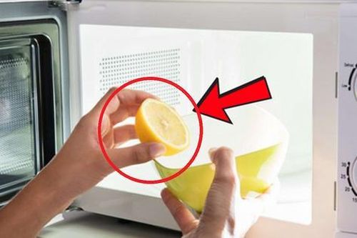 Cắt vài lát chanh cho vào lò vi sóng, mỡ cục đóng cả năm cũng bay nhanh sau 5 phút