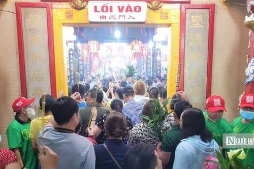 Hàng nghìn người cầu may mắn, bình an trong lễ rước kiệu bà Thiên Hậu tại Bình Dương