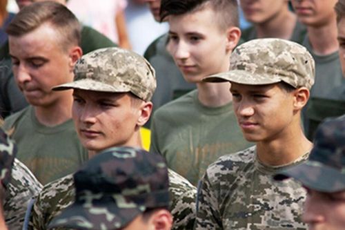 Chính phủ Ukraine hạ độ tuổi nhập ngũ từ 27 xuống 18 theo yêu cầu của Mỹ