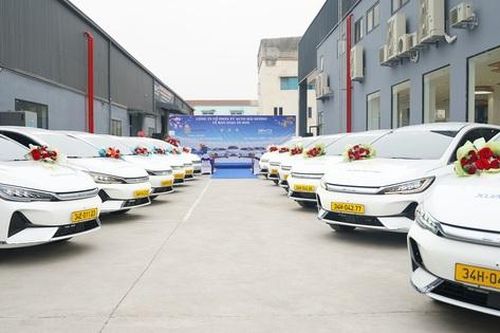 Hãng taxi địa phương đầu tiên tung dàn xe điện 7 chỗ vào khai thác