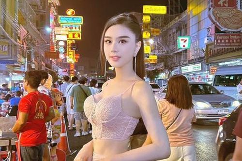 Lâm Khánh Chi được khen đẹp như 'gái 18' khi diện áo hở xuống phố