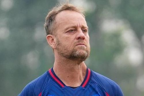 Buồn cho bóng đá Việt Nam khi báo Thái Lan đăng HLV Polking chê V.League
