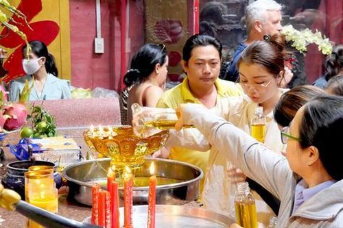 TPHCM: Du khách chen chân đi lễ chùa Ngọc Hoàng ngày rằm tháng Giêng