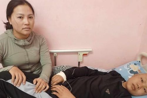 Người phụ nữ đơn thân chăm con bị ung thư xương: Tiền mua suất cơm cũng không còn!