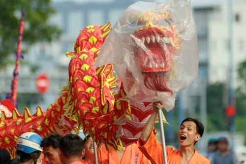 Rồng 'mặc áo mưa' đến Lễ Nguyên Tiêu ở TPHCM