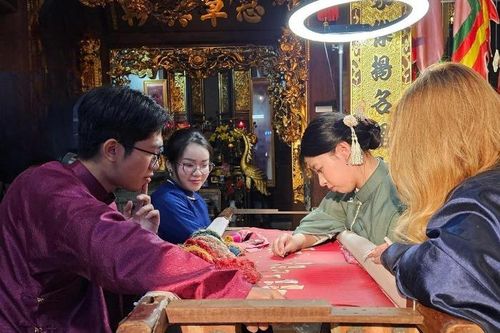 Nghệ sĩ lưu trú 'đánh thức' ngôi đình trong khu phố cổ