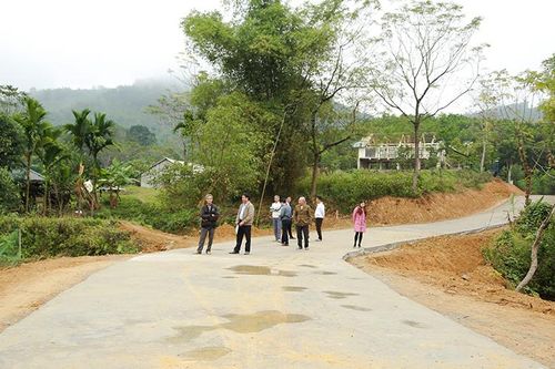 Bà con người Mường hiến đất mở đường XDNTM