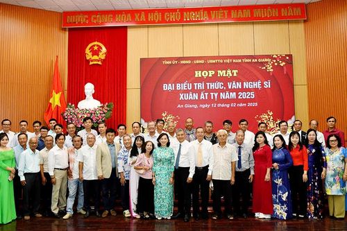 An Giang họp mặt đại biểu tri thức, văn nghệ sĩ Xuân Ất Tỵ 2025