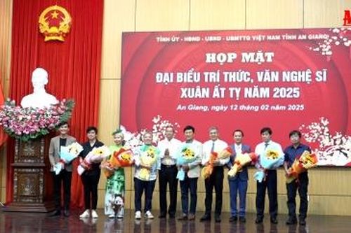 An Giang họp mặt đại biểu tri thức, văn nghệ sĩ Xuân Ất Tỵ 2025