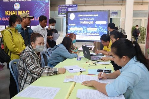 Hơn 500 người lao động tham dự phiên Giao dịch việc làm lần 1 năm 2025