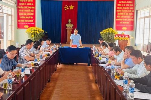 Phó Bí thư Tỉnh ủy Nguyễn Ngọc Lương làm việc với Ban Thường vụ Đảng ủy xã Bờ Ngoong