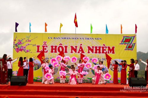 Du khách trẩy hội Ná Nhèm năm 2025 tăng gấp đôi so với năm 2024