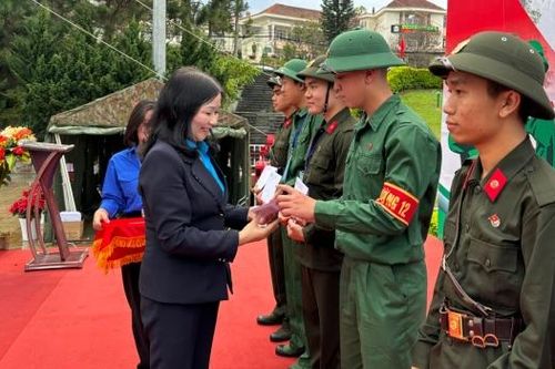 Liên đoàn Lao động tỉnh trao quà động viên đoàn viên Công đoàn nhập ngũ
