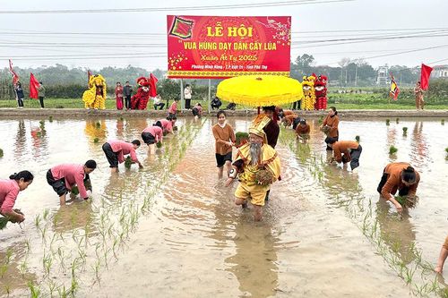 Lễ hội Vua Hùng dạy dân cấy lúa
