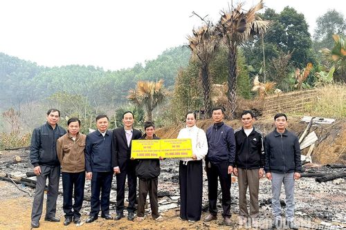 Hỗ trợ 30 triệu đồng cho hộ dân bị cháy nhà tại xã Minh Dân