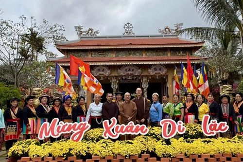 Đắk Lắk: Đồng bào dân tộc quy y Tam bảo nhân ngày rằm tháng Giêng tại chùa Hoa Nghiêm
