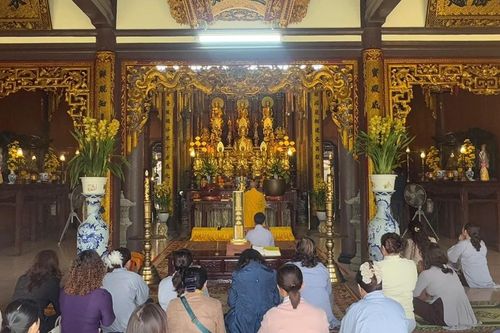 Phật tử cố đô Huế đến chùa dự lễ cầu an